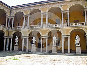 UniversitÃ Â degli studi di Pavia. Cortile delle statue nel palazzo centrale